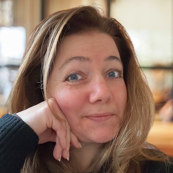 Annelieke Widlak Business Coach in café